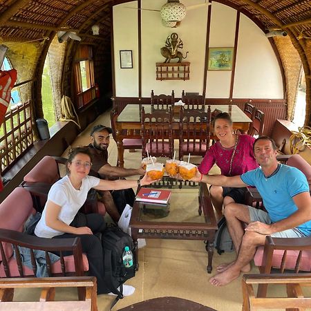 Готель Thara'S Houseboat Alappuzha Екстер'єр фото