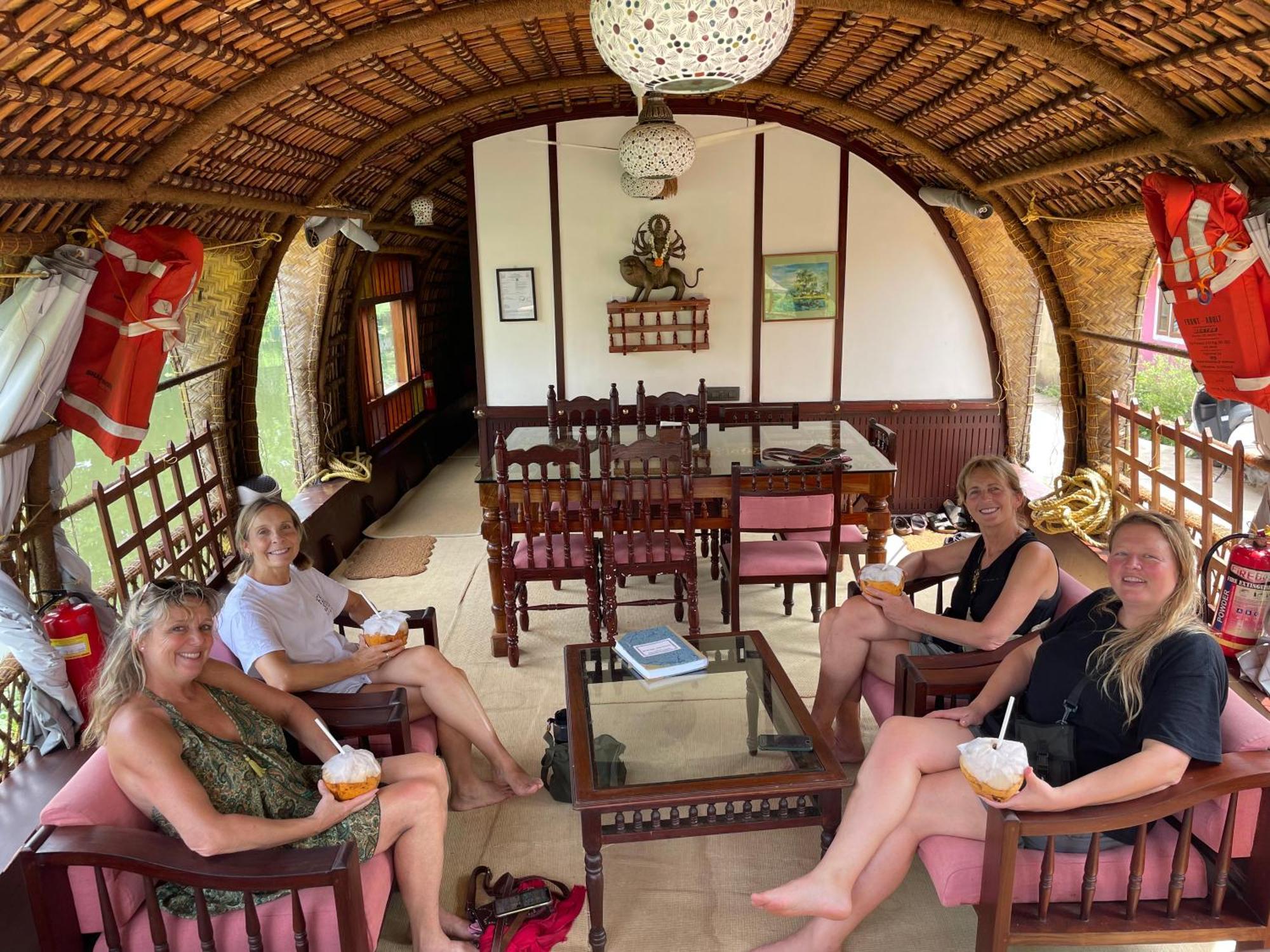 Готель Thara'S Houseboat Alappuzha Екстер'єр фото